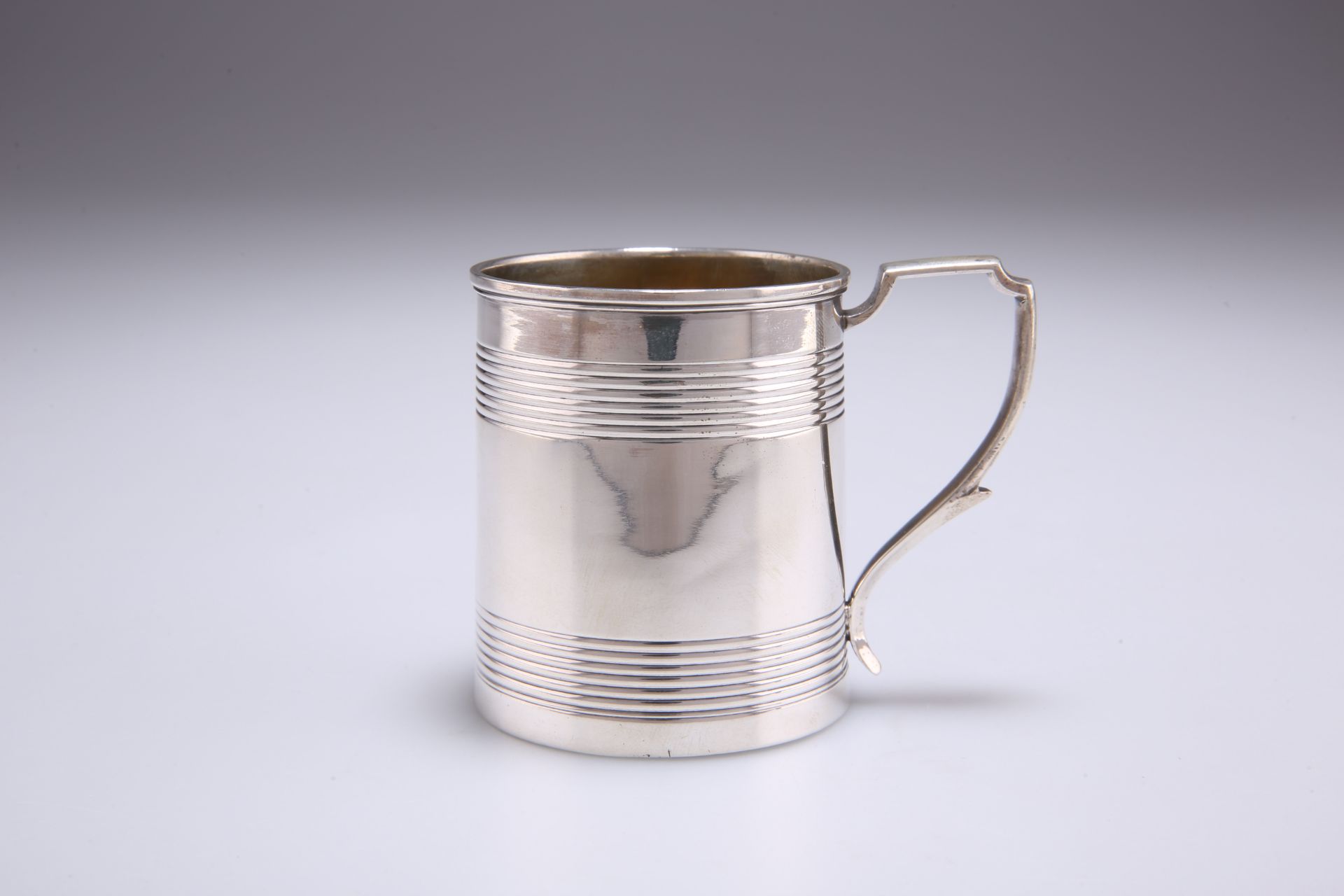 A GEORGE III SMALL SILVER MUG - Image 2 of 2