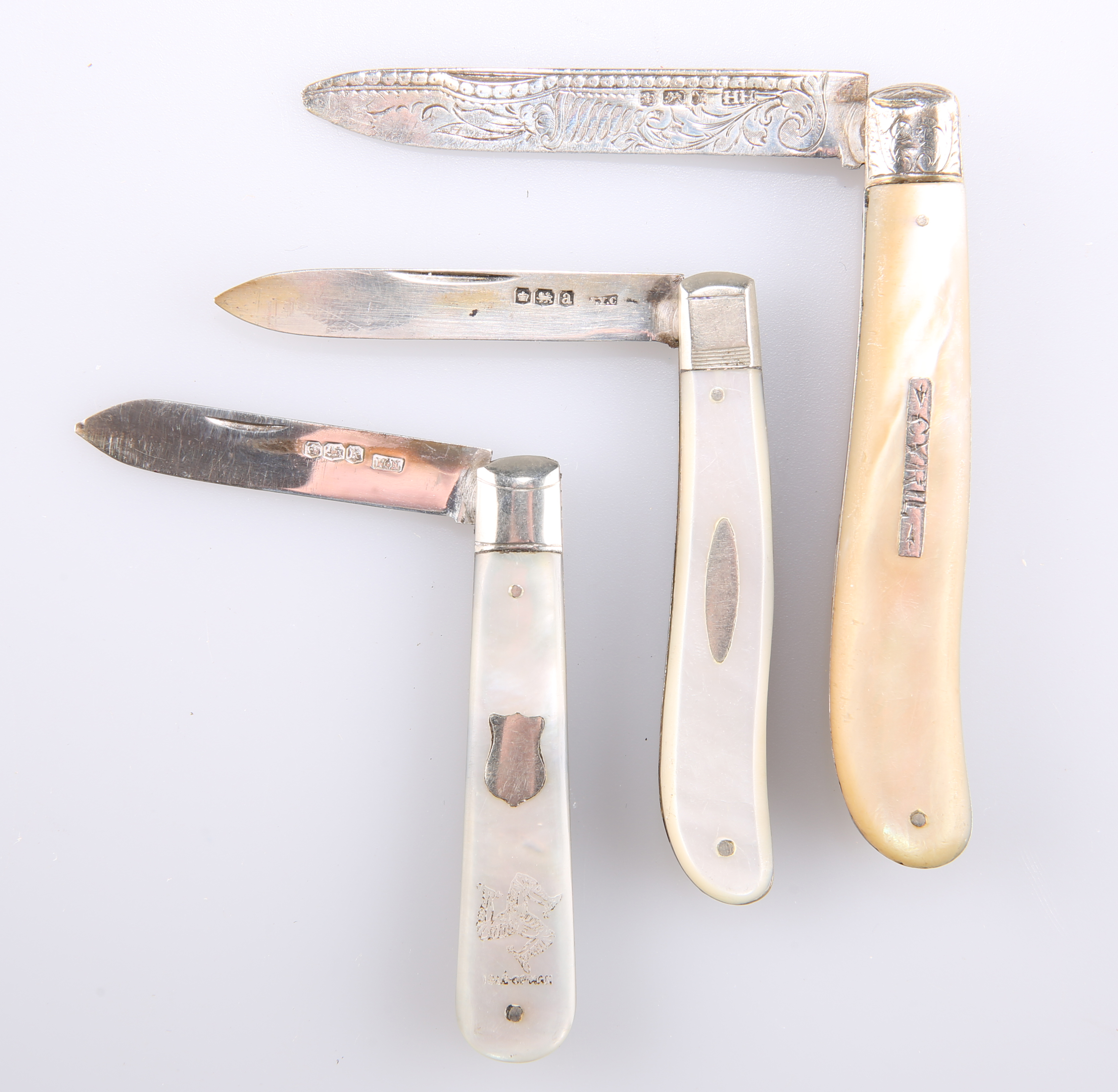 THREE MOTHER OF PEARL MOUNTED AND SILVER BLADED PEN KNIVES