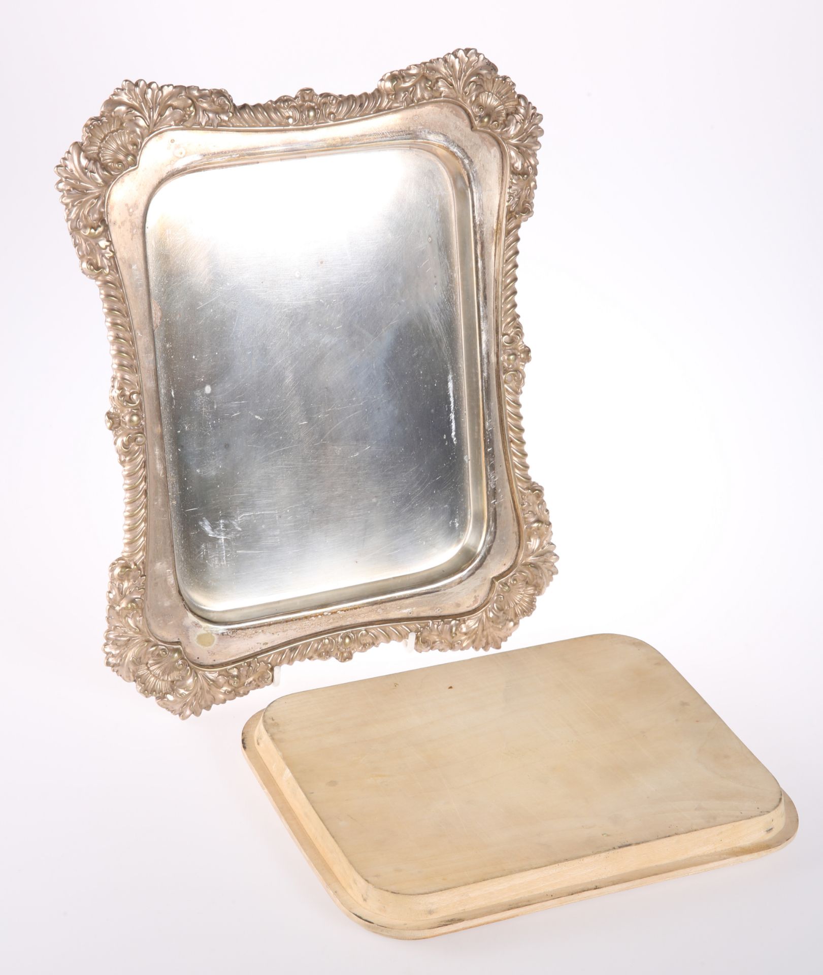 A WOODEN BREAD BOARD WITH A WALKER & HALL SILVER-PLATED SURROUND
