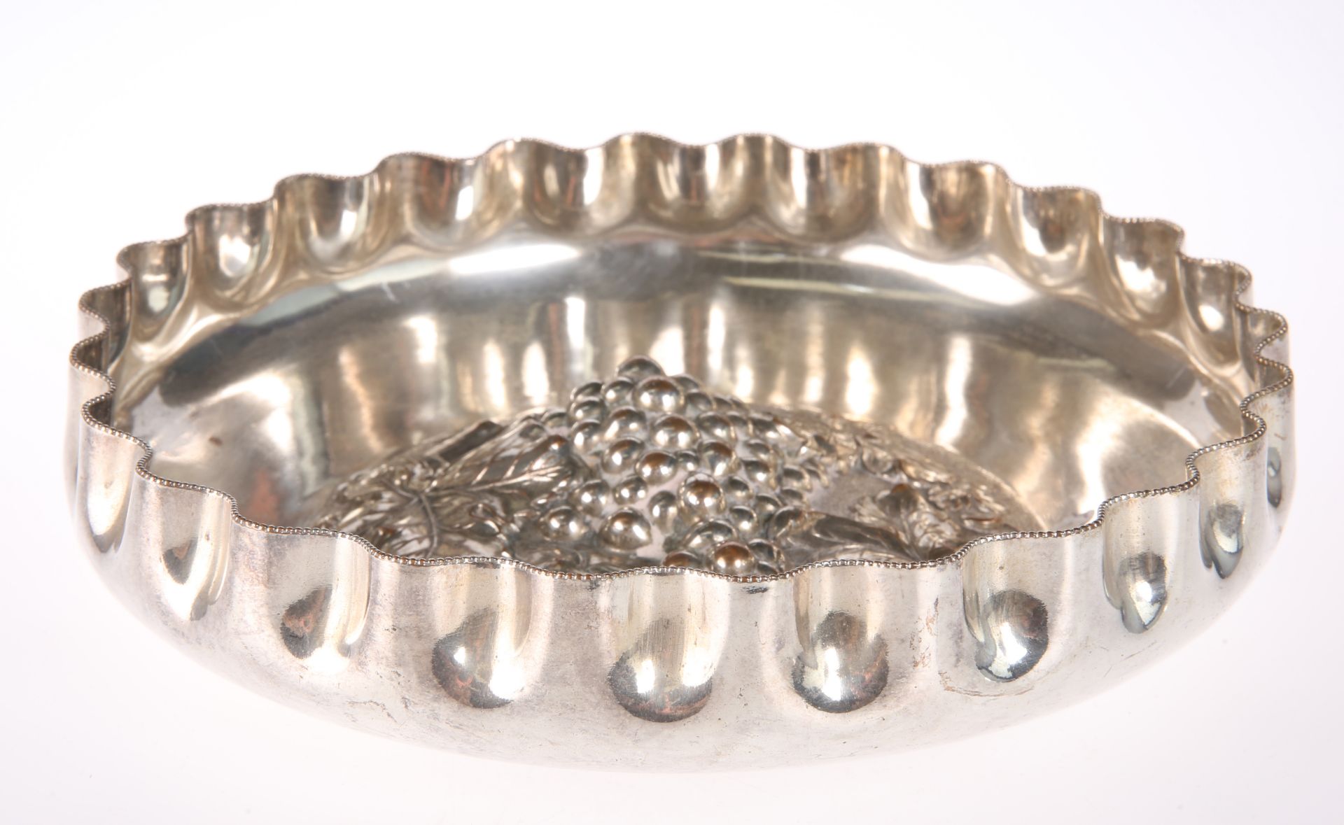 A LATE VICTORIAN SILVER PLATED DISH BY WALKER & HALL - Image 2 of 2