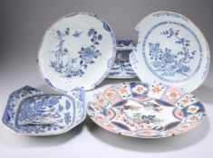 A GROUP OF FIVE CHINESE EXPORT PORCELAIN PLATES, 18TH CENTURY