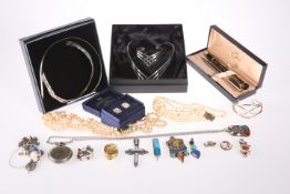 A QUANTITY OF SILVER AND COSTUME JEWELLERY