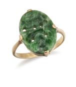 A 9 CARAT GOLD NEPHRITE RING