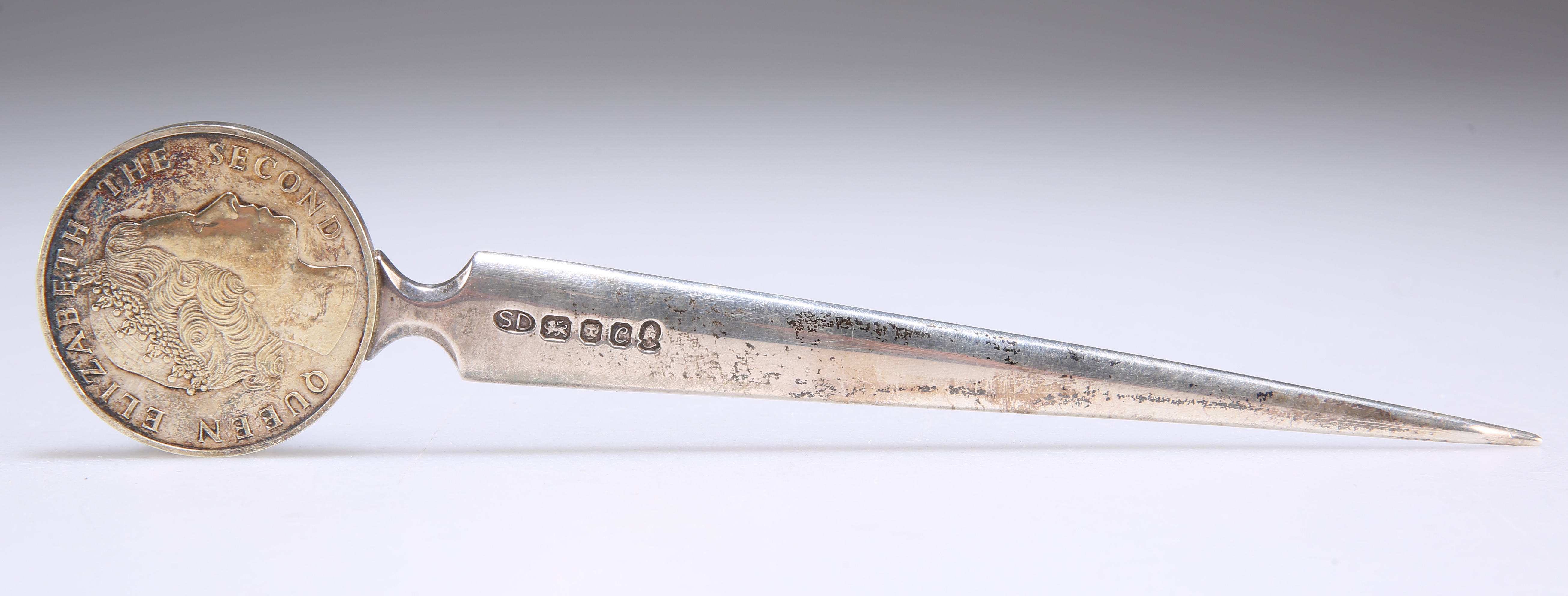 A ROYAL COMMEMORATIVE SILVER LETTER OPENER - Image 3 of 3