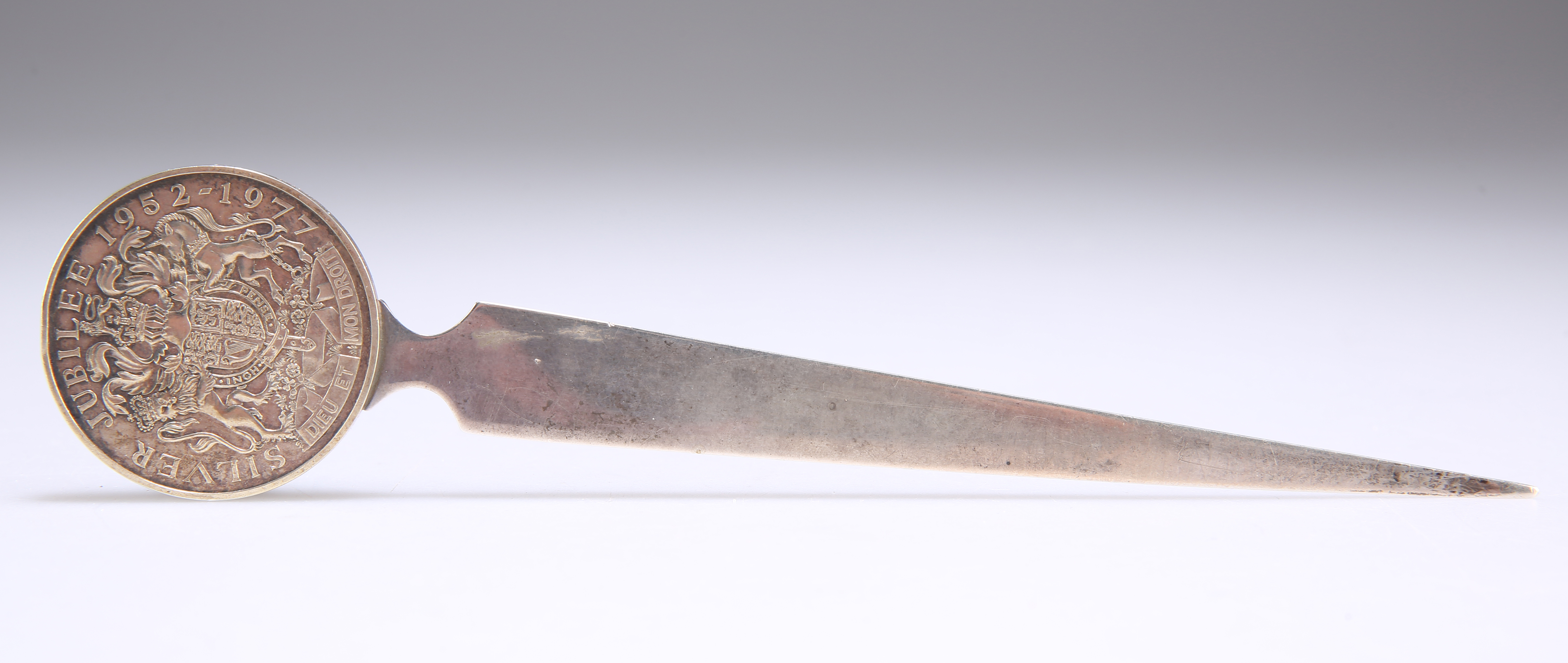 A ROYAL COMMEMORATIVE SILVER LETTER OPENER - Image 2 of 3