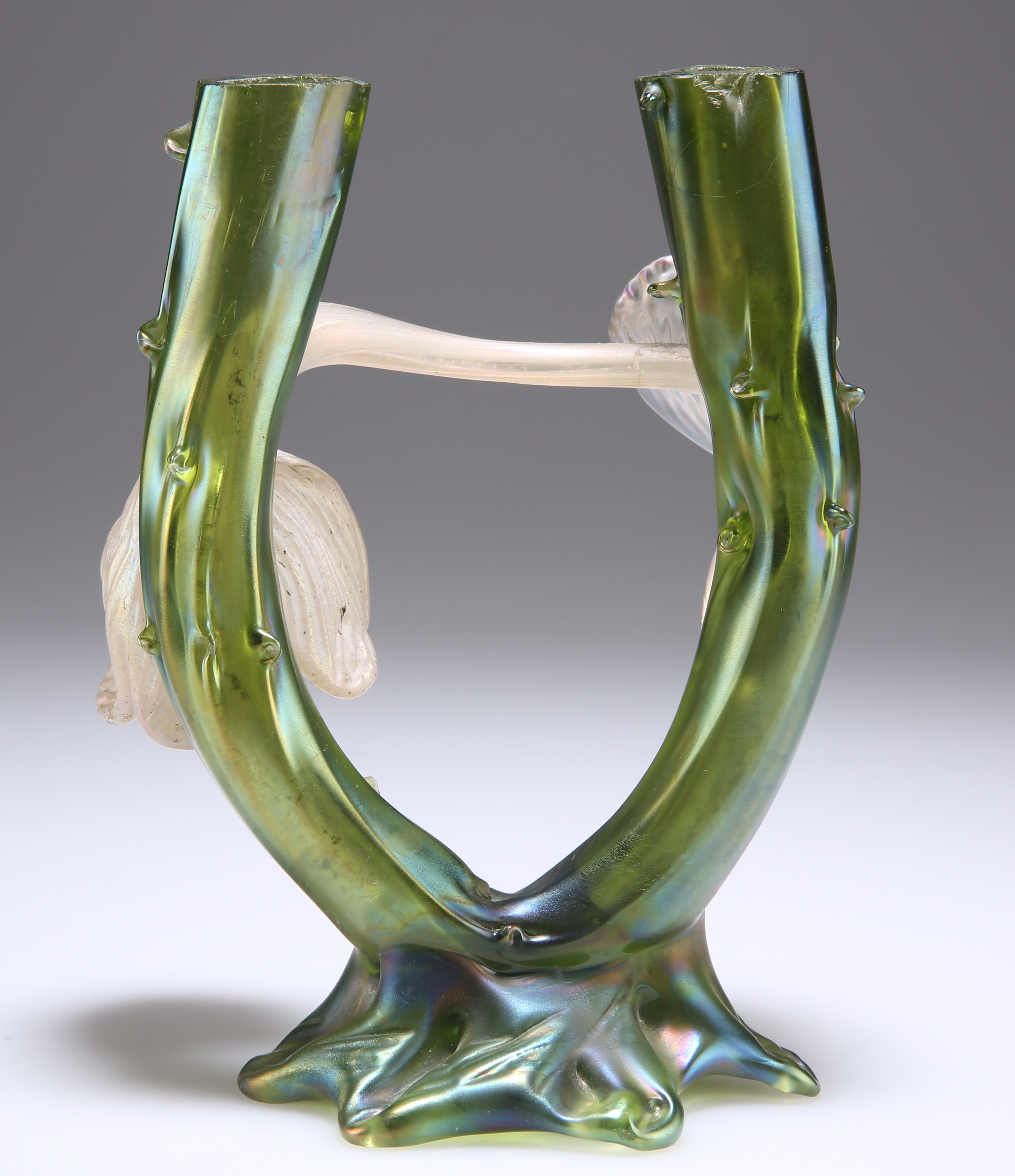 KRALIK, AN EARLY 20TH CENTURY SECESSIONIST GLASS BUD VASE - Image 2 of 3