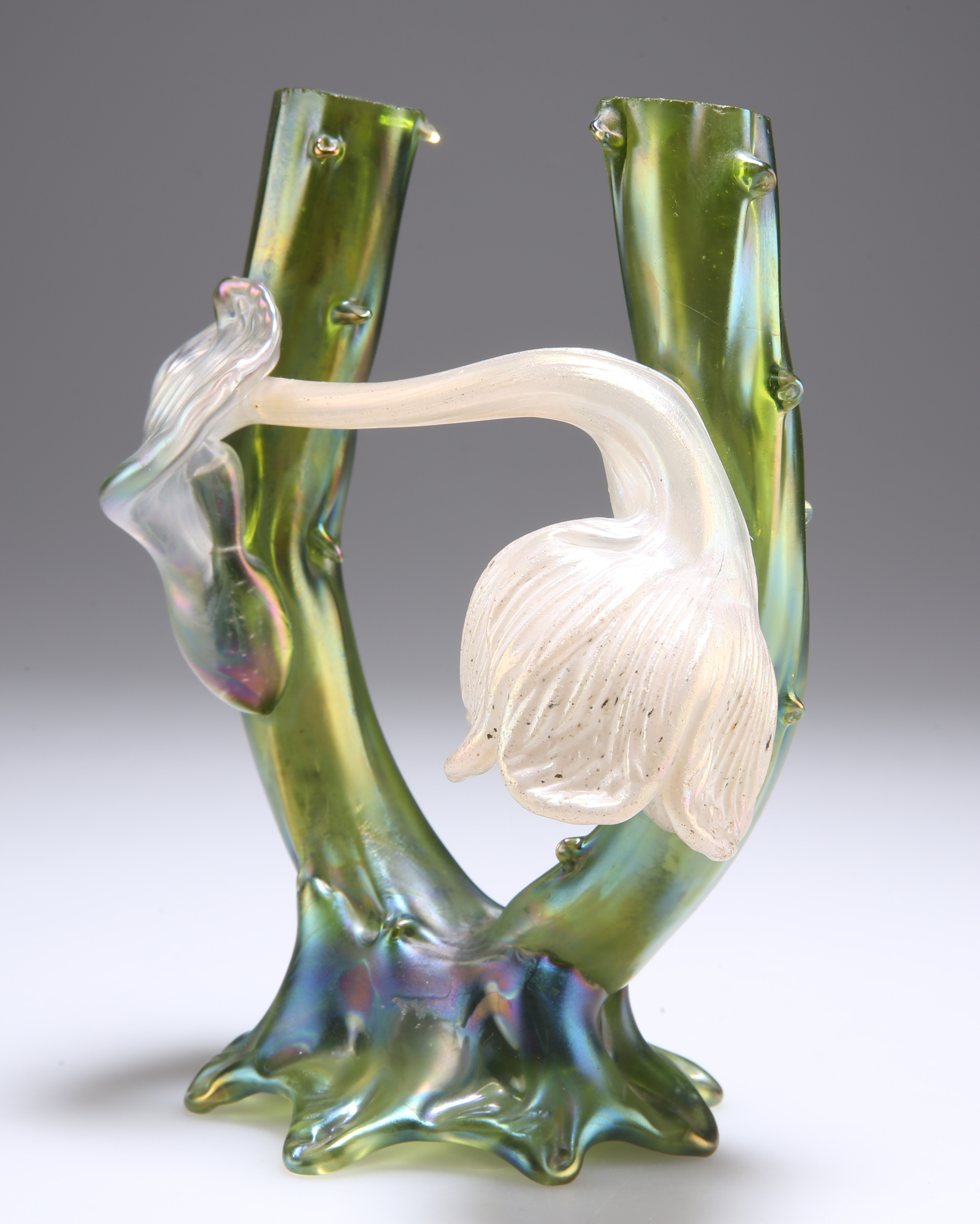 KRALIK, AN EARLY 20TH CENTURY SECESSIONIST GLASS BUD VASE - Image 3 of 3