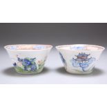 A PAIR OF 18TH CENTURY CHINESE PORCELAIN TEA BOWLS