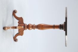 A VICTORIAN MAHOGANY TRIPOD TABLE