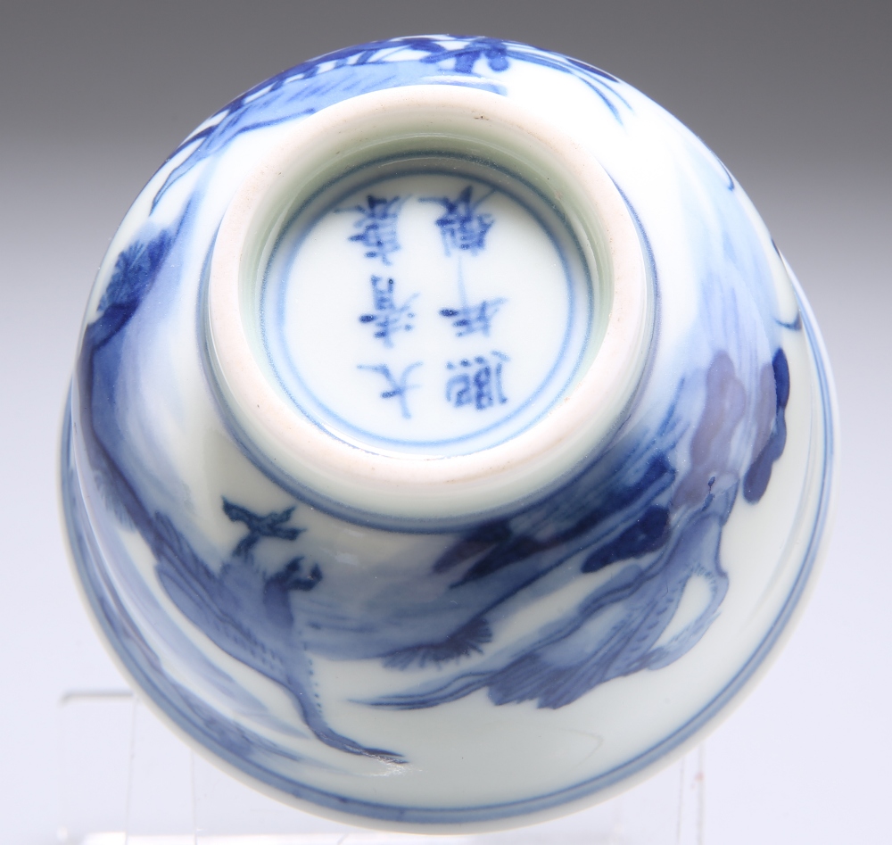 A SMALL CHINESE BLUE AND WHITE PORCELAIN BOWL - Image 4 of 4