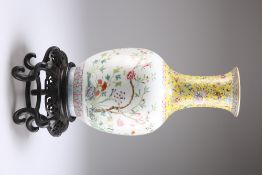 A CHINESE FAMILLE ROSE PORCELAIN VASE