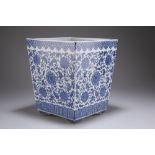A MING-STYLE CHINESE BLUE AND WHITE PORCELAIN PLANTER