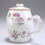 AN 18TH CENTURY CHINESE FAMILLE ROSE PORCELAIN TANKARD AND COVER