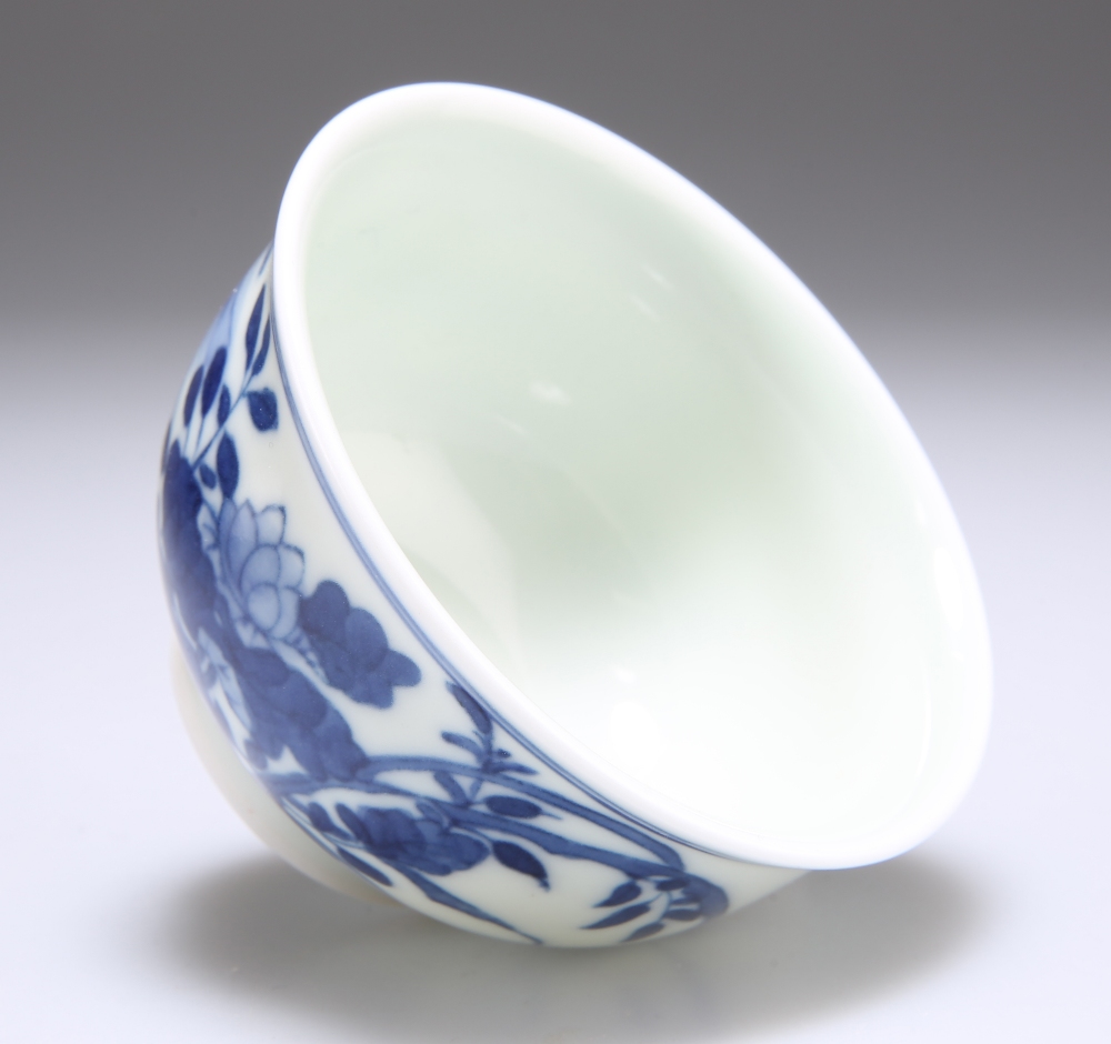 A SMALL CHINESE BLUE AND WHITE PORCELAIN BOWL - Image 3 of 4