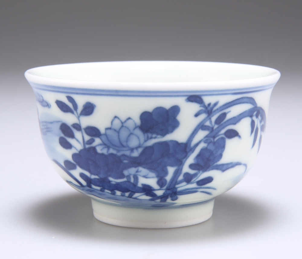 A SMALL CHINESE BLUE AND WHITE PORCELAIN BOWL - Image 2 of 4