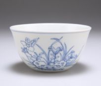 A CHINESE PORCELAIN BLUE AND WHITE CHICKEN CUP