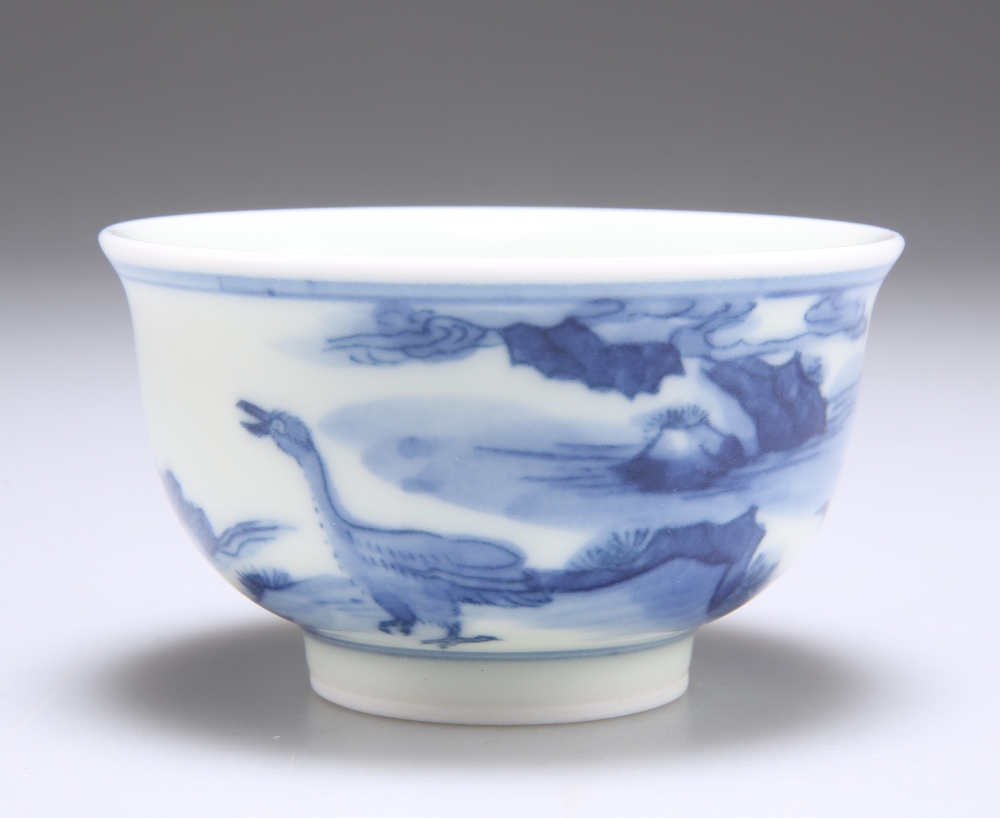 A SMALL CHINESE BLUE AND WHITE PORCELAIN BOWL