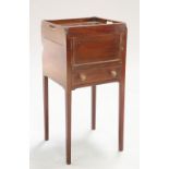 A SMALL GEORGE III MAHOGANY TRAY-TOP COMMODE