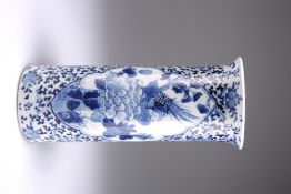 A 19TH CENTURY CHINESE BLUE AND WHITE PORCELAIN SLEEVE VASE