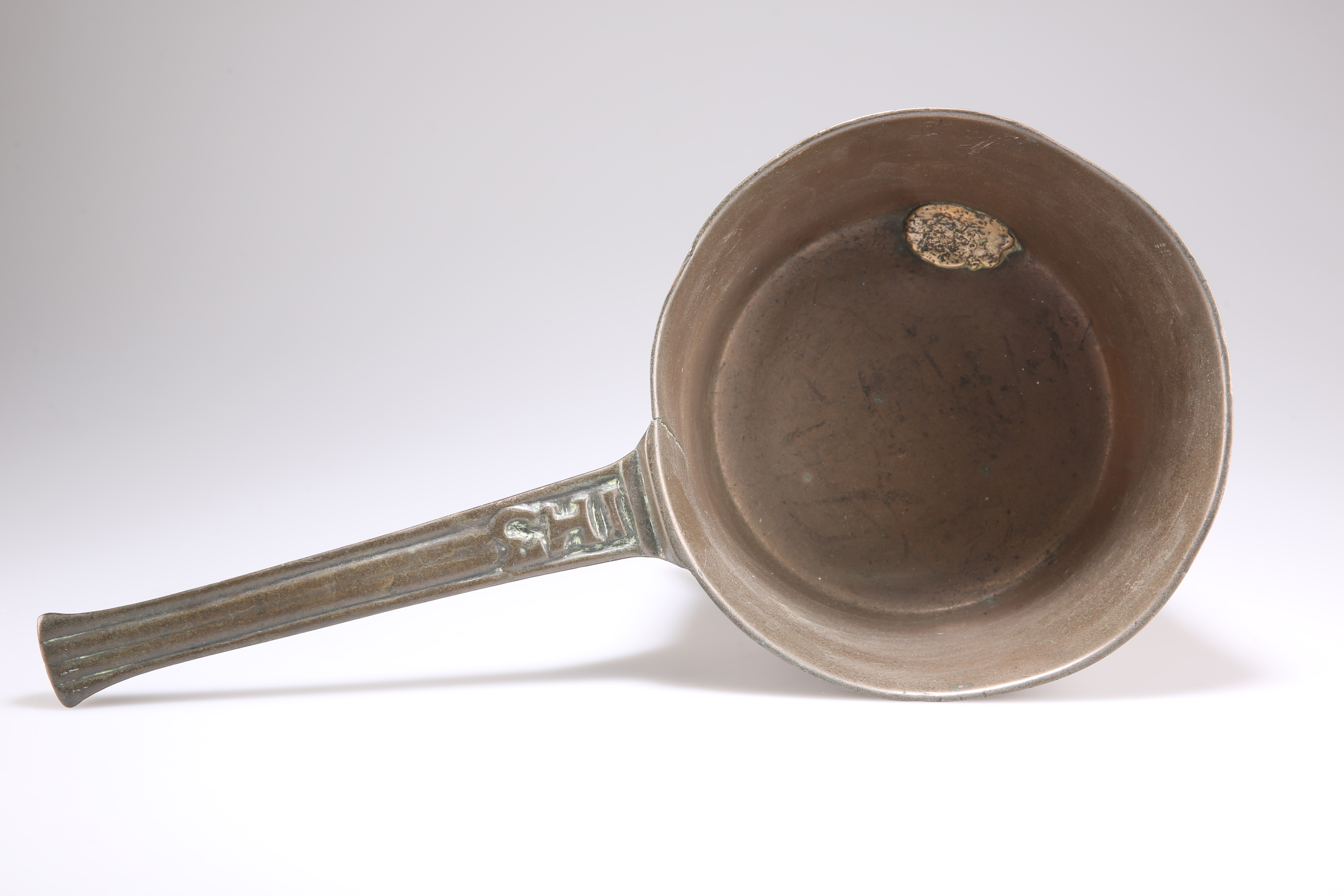 AN 18TH CENTURY BRONZE OR BELL-METAL SKILLET - Image 2 of 3