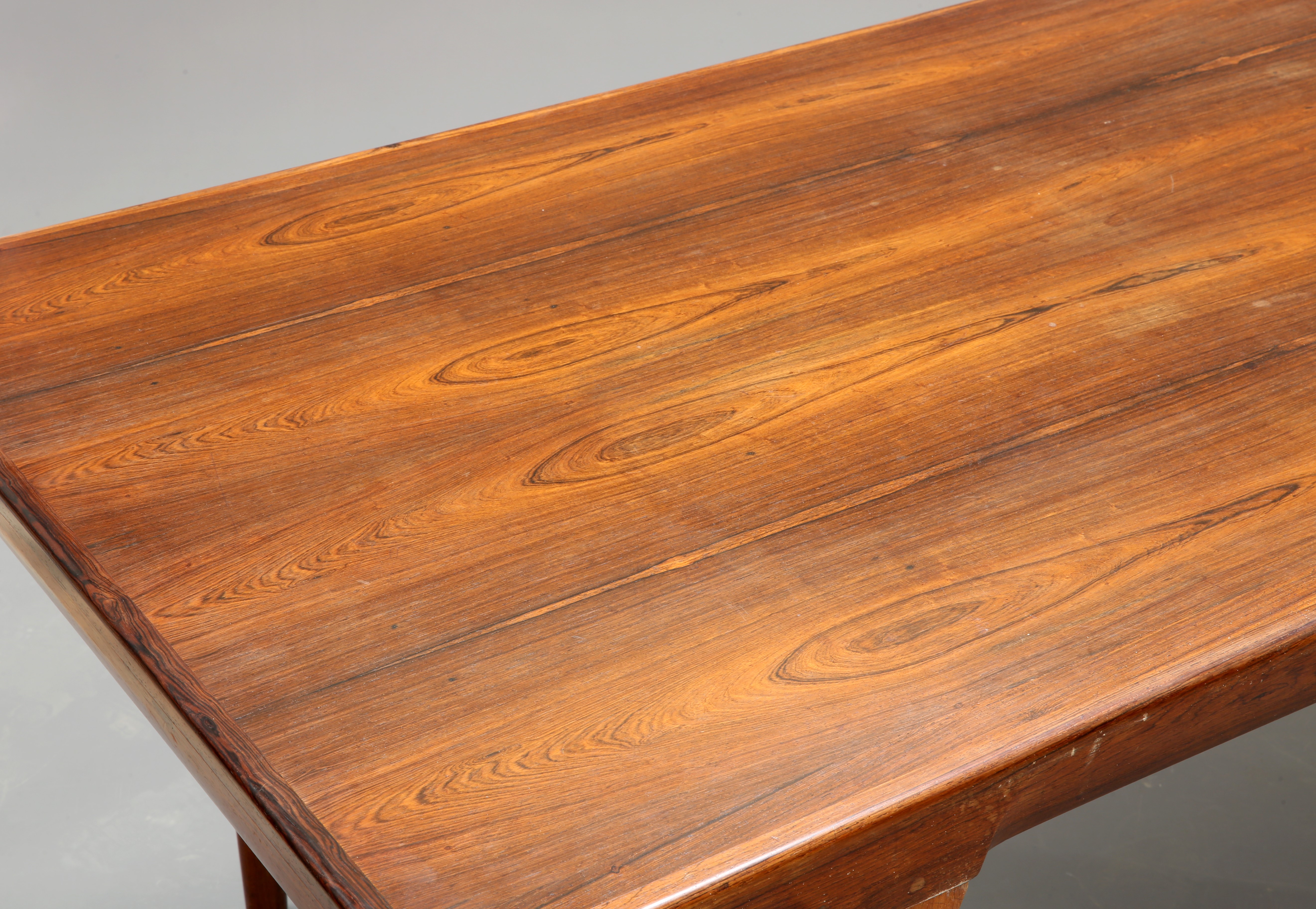 A DANISH ROSEWOOD EXTENDING DINING TABLE AND THREE CHAIRS - Image 3 of 3