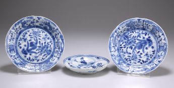 THREE CHINESE BLUE AND WHITE PORCELAIN DISHES, KANGXI