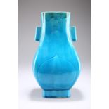 A CHINESE TURQUOISE GLAZED VASE, 19TH/20TH CENTURY