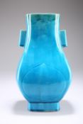 A CHINESE TURQUOISE GLAZED VASE, 19TH/20TH CENTURY