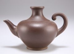 A CHINESE YIXING TEAPOT AND COVER, QING DYNASTY