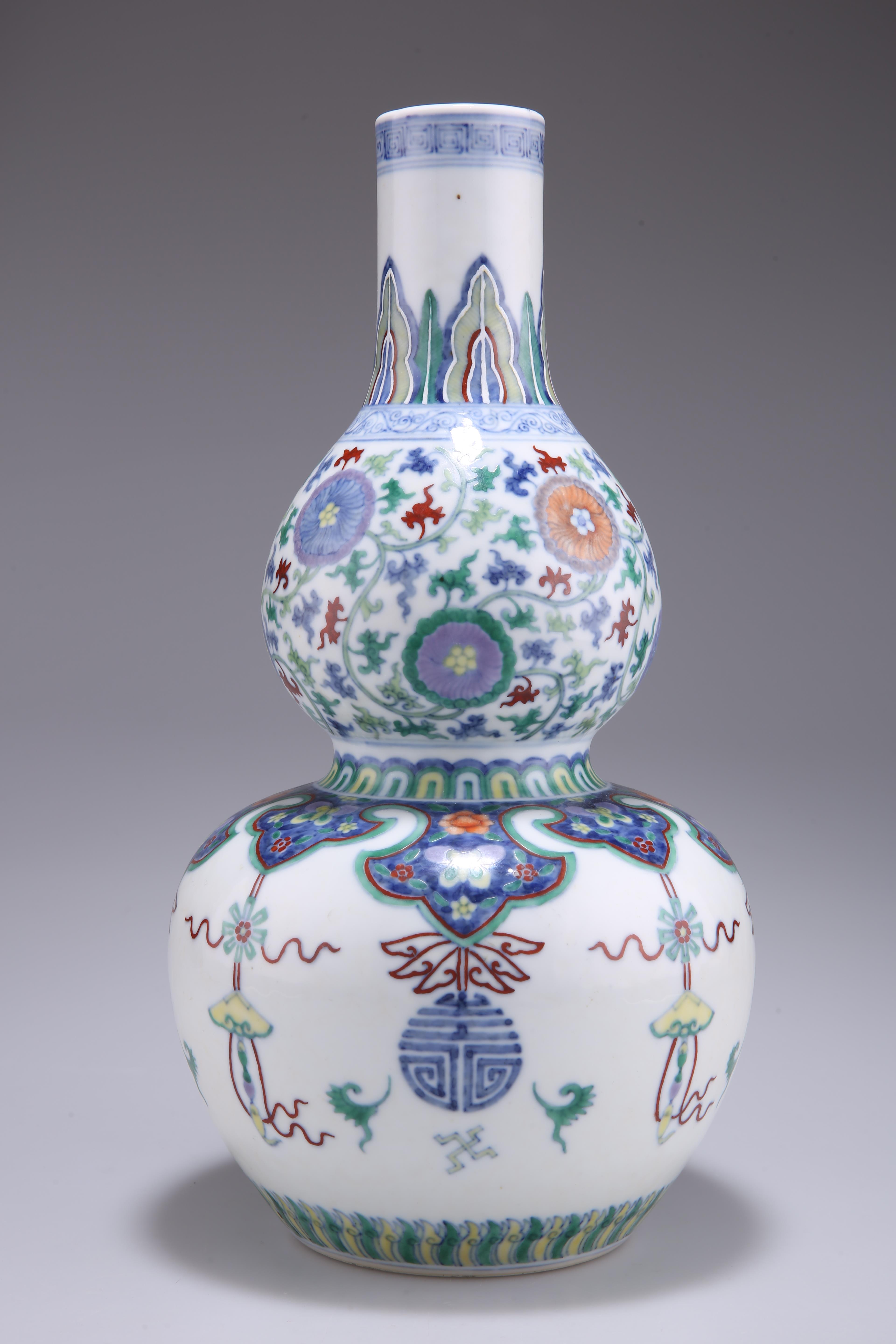 A CHINESE DOUCAI PORCELAIN DOUBLE GOURD VASE - Image 2 of 3