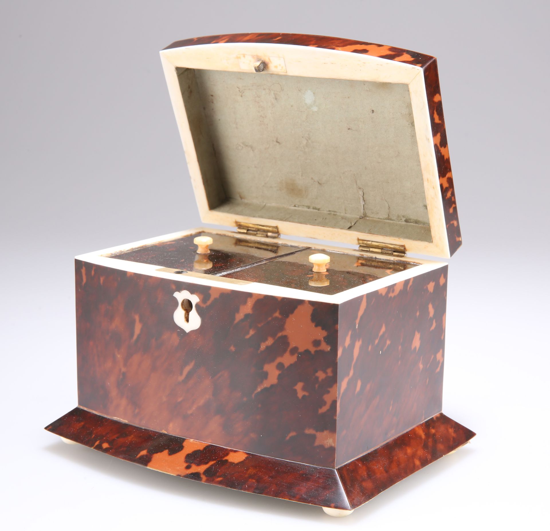 A SMALL FAUX TORTOISESHELL TEA CADDY, IN GEORGIAN STYLE - Image 2 of 3