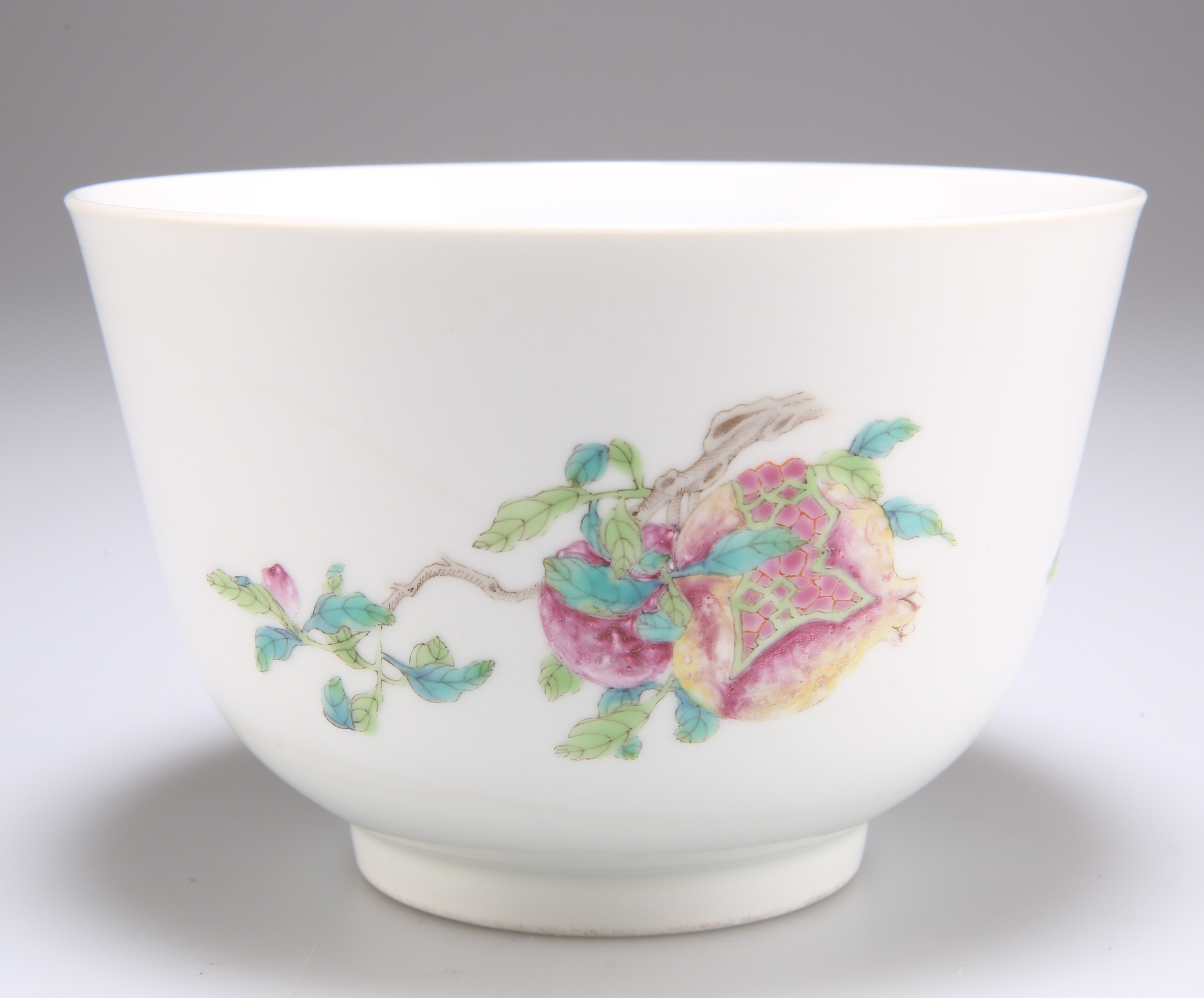 A CHINESE FAMILLE ROSE PORCELAIN BOWL - Image 2 of 3