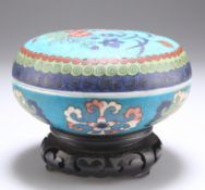 A CHINESE FAUX CLOISONNÉ PORCELAIN BOX AND COVER