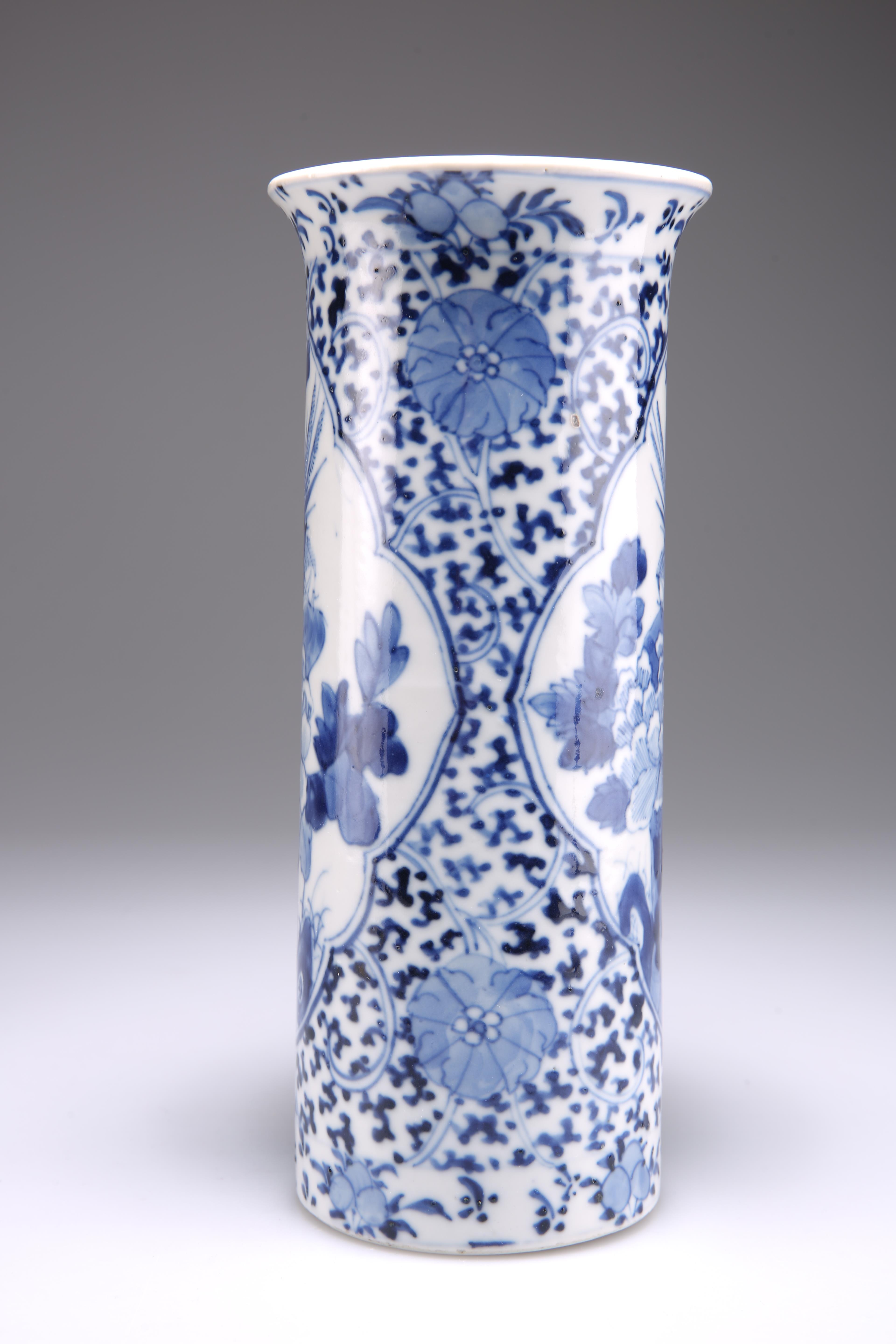 A 19TH CENTURY CHINESE BLUE AND WHITE PORCELAIN SLEEVE VASE - Image 3 of 3