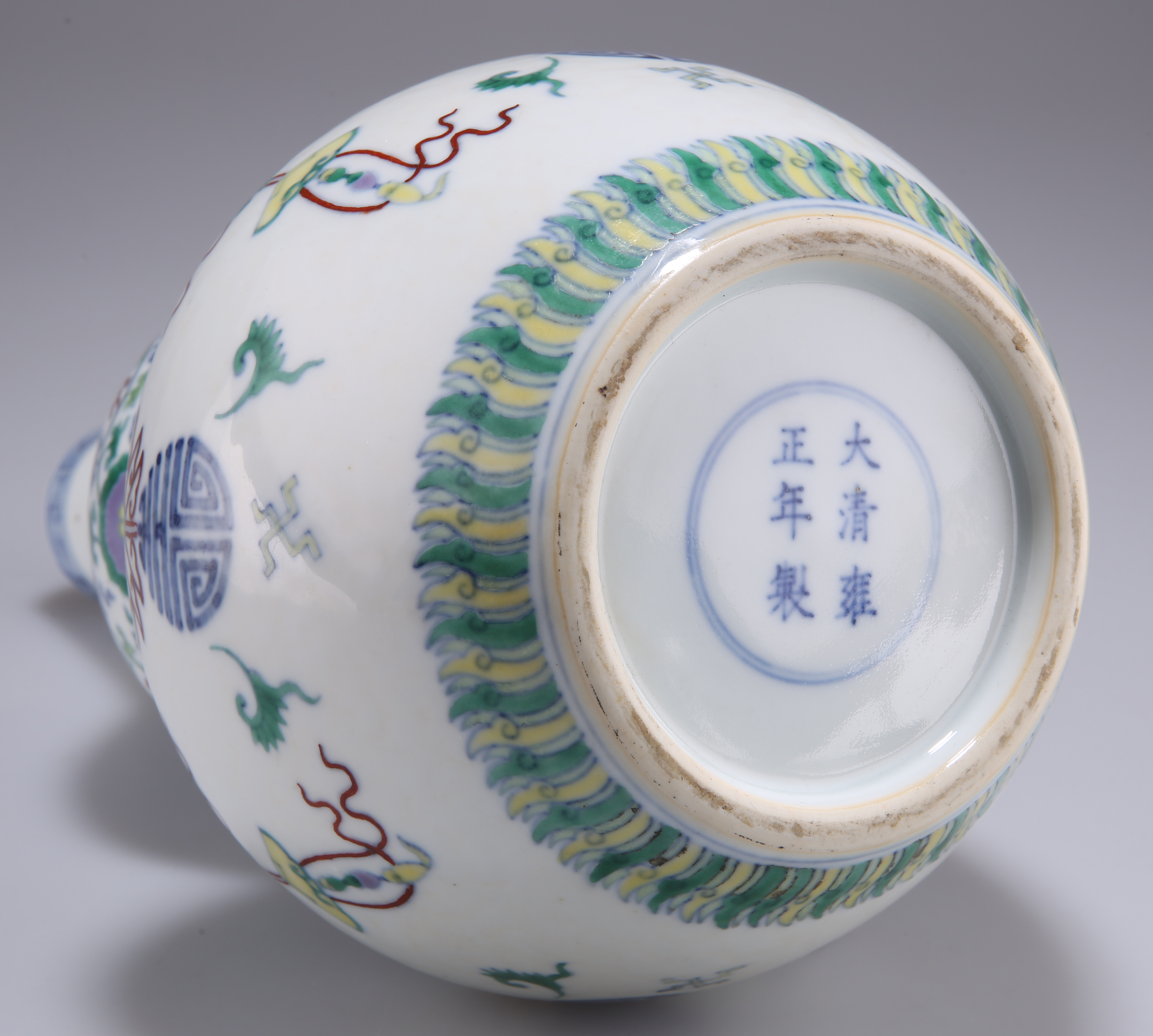 A CHINESE DOUCAI PORCELAIN DOUBLE GOURD VASE - Image 3 of 3