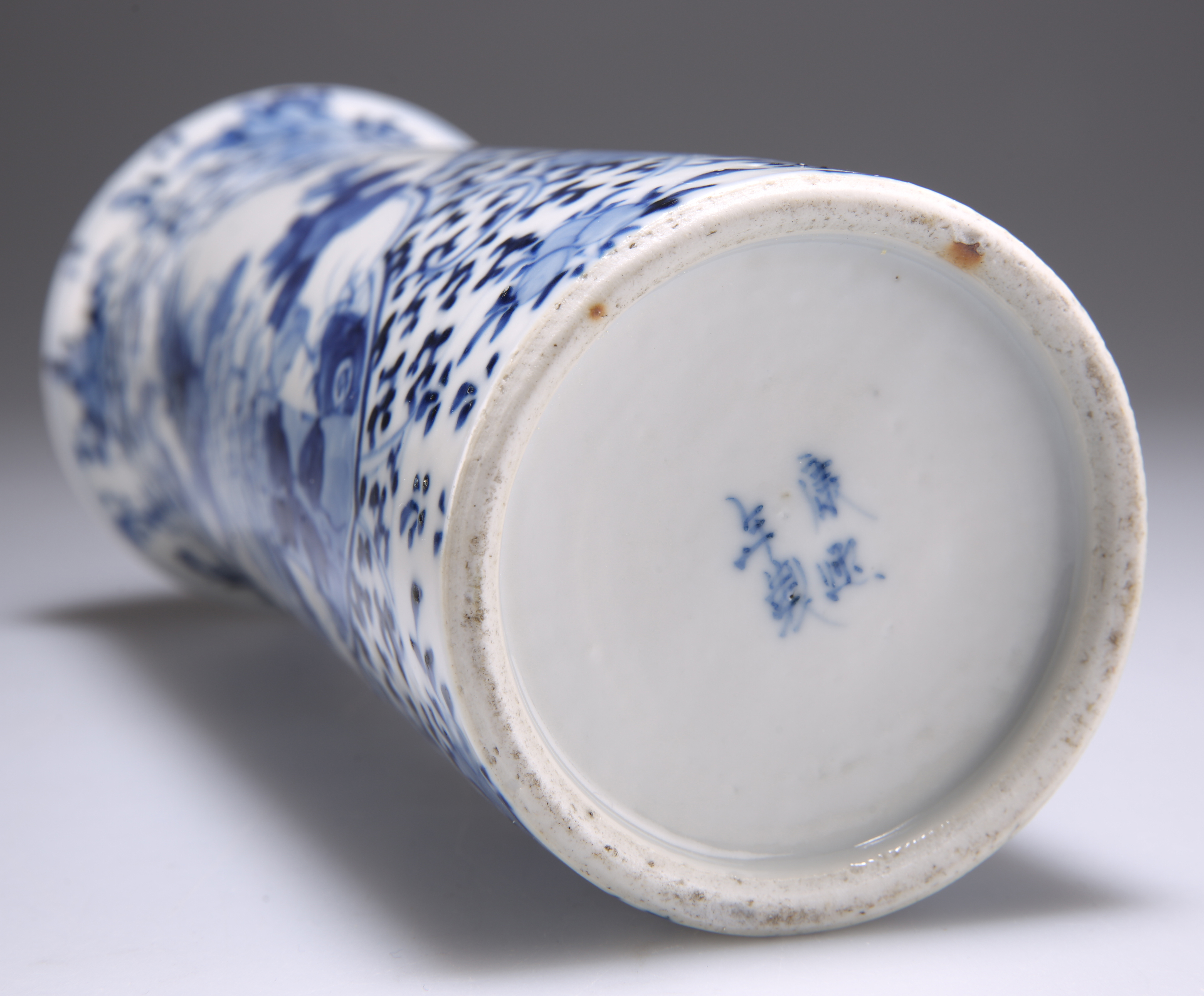 A 19TH CENTURY CHINESE BLUE AND WHITE PORCELAIN SLEEVE VASE - Image 2 of 3