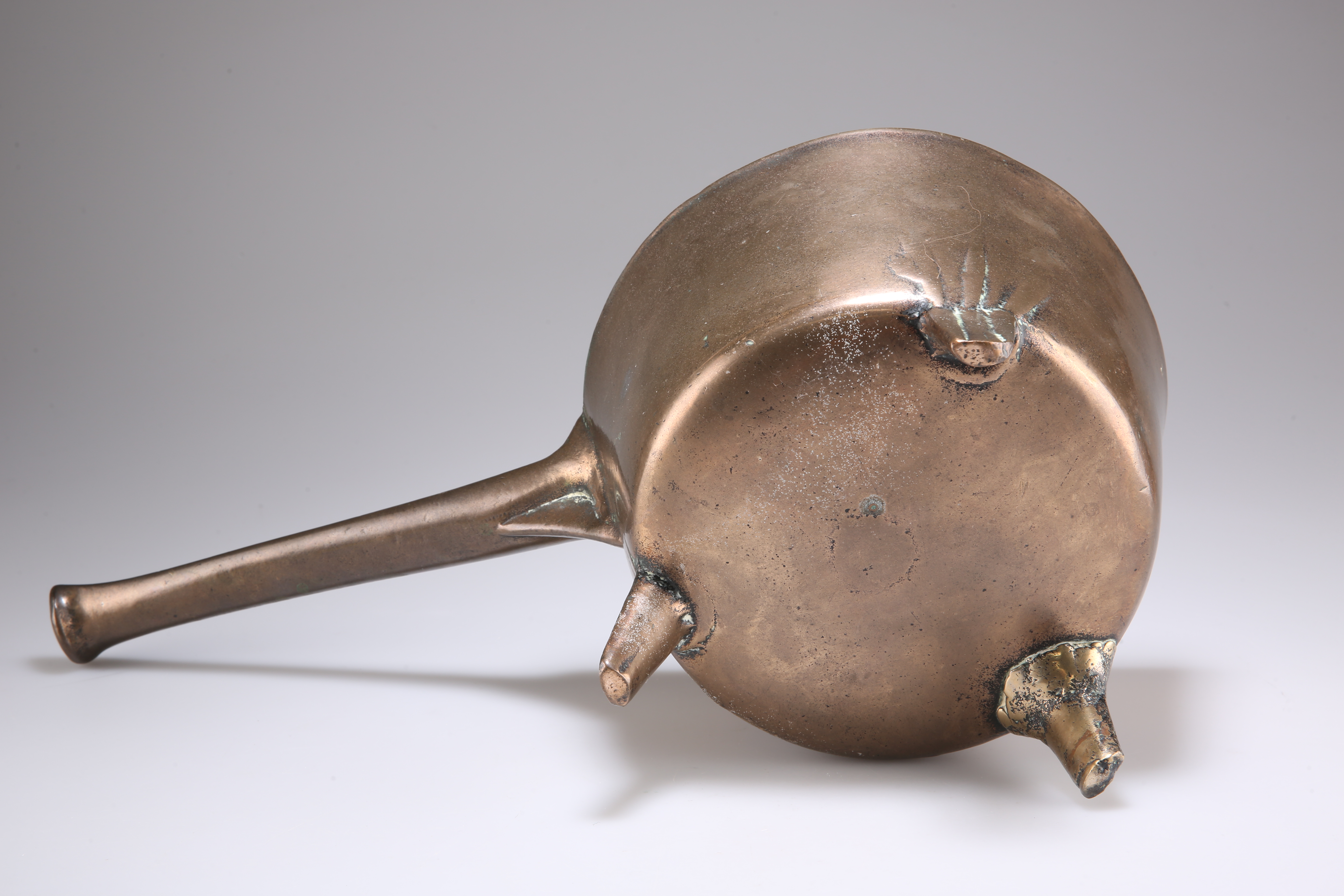 AN 18TH CENTURY BRONZE OR BELL-METAL SKILLET - Image 3 of 3
