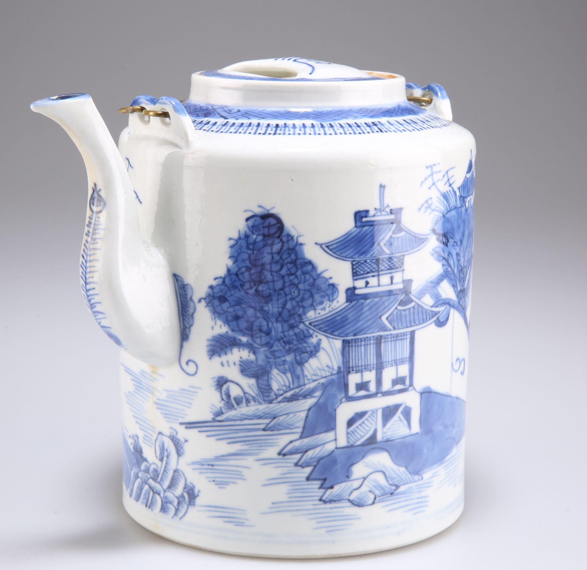 A CHINESE BLUE AND WHITE PORCELAIN WINE POT