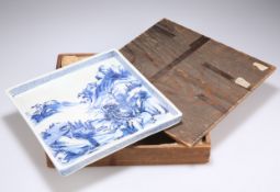 A CHINESE BLUE AND WHITE PORCELAIN DISH