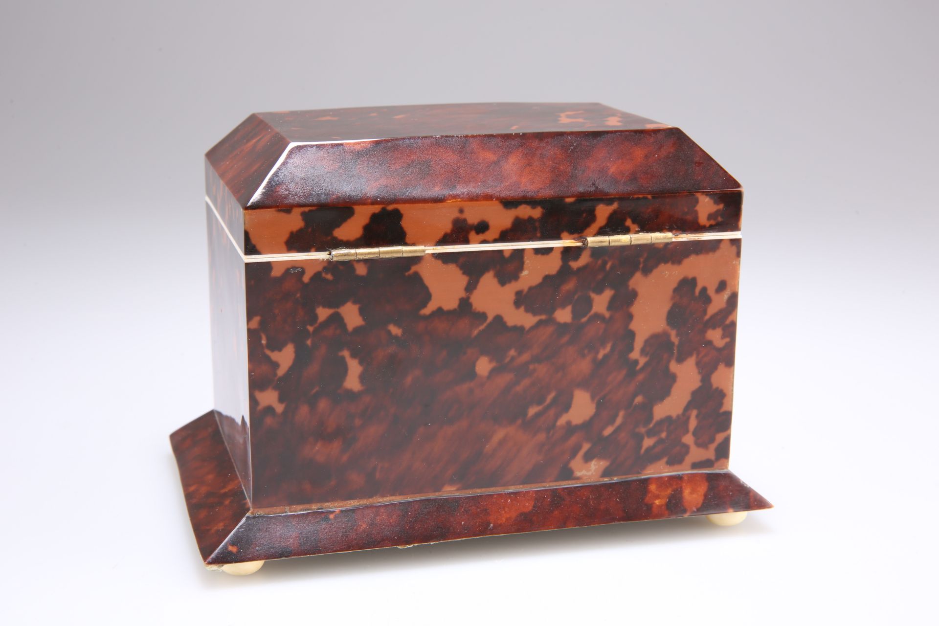 A SMALL FAUX TORTOISESHELL TEA CADDY, IN GEORGIAN STYLE - Image 3 of 3