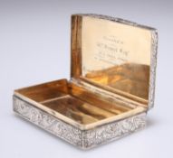 AN EARLY VICTORIAN SILVER SNUFF BOX