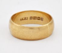 AN 18 CARAT GOLD BAND RING