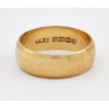 AN 18 CARAT GOLD BAND RING