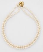 A 9 CARAT GOLD CULTURED PEARL NECKLACE