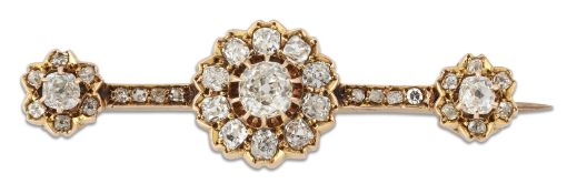 A LATE VICTORIAN DIAMOND CLUSTER BROOCH