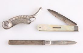 A GEORGE IV SILVER AND MOTHER-OF-PEARL FOLDING FRUIT KNIFE