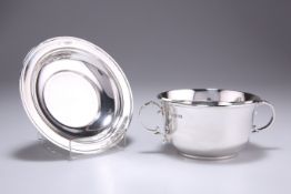 AN EDWARDIAN SILVER PORRINGER AND PLATE