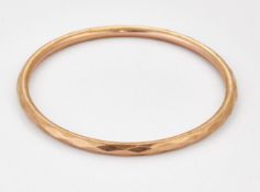 A 9 CARAT ROSE GOLD BANGLE