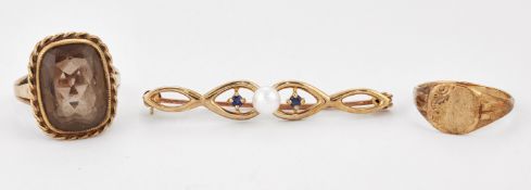 A 9CT GOLD SMOKY QUARTZ RING; A 9CT GOLD SIGNET RING; AND A CULTURED PEARL AND SAPPHIRE BAR BROOCH