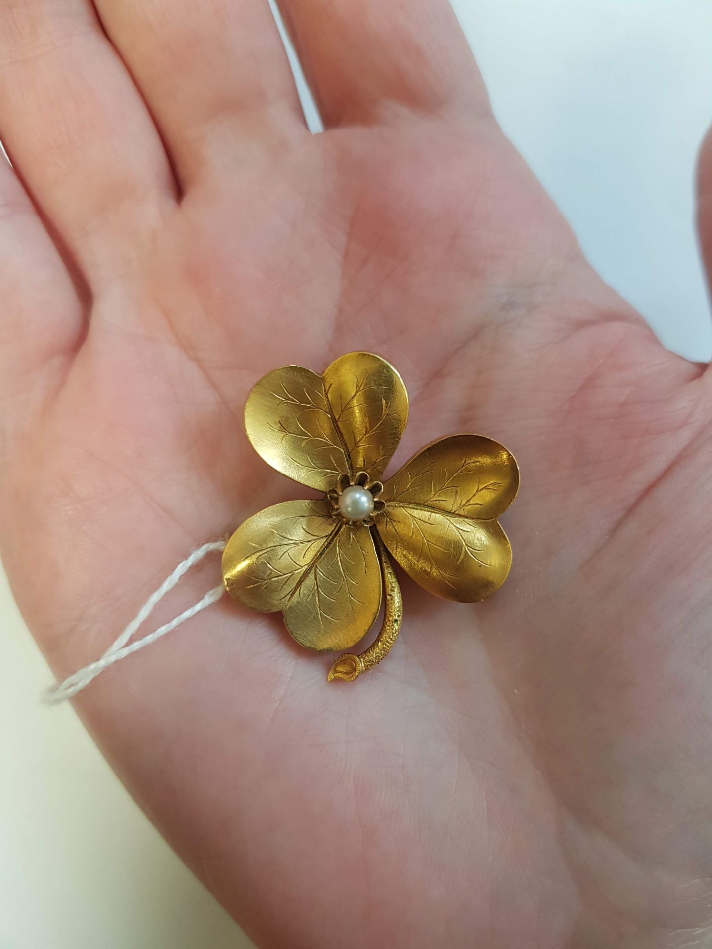 A VICTORIAN SPLIT PEARL CLOVER BROOCH - Bild 2 aus 3